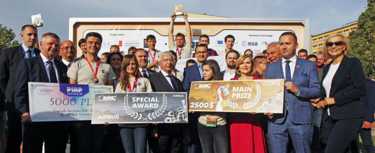 European Rovel Challenge 2019 Finał. Zwycięskie Dróżyny Na Podium. Wicemarszałek Renata Janik Premier Mateusz Morawiecki