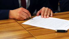 Uroczyste podpisanie notarialnych umów darowizn na rzecz Skarbu Państwa nieruchomości stanowiących własność Województwa Świętokrzyskiego, położonych w Busku-Zdroju, Jędrzejowie i i Sandomierzu