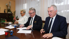 Podpisanie umów z marszałkiem województwa Andrzejem Bętkowskim i wicemarszałek Renatą Janik w sprawie dofinansowania projektów modernizacji oświetlenia ulicznego.