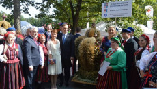 Zespół Pieśni I Tańca Morawica prezentuje zwycięzki wieniec dożynkowy podczas Dożynek Prezydenckich w Spale z udziąłem marszałka Andrzeja Bętkowskiego