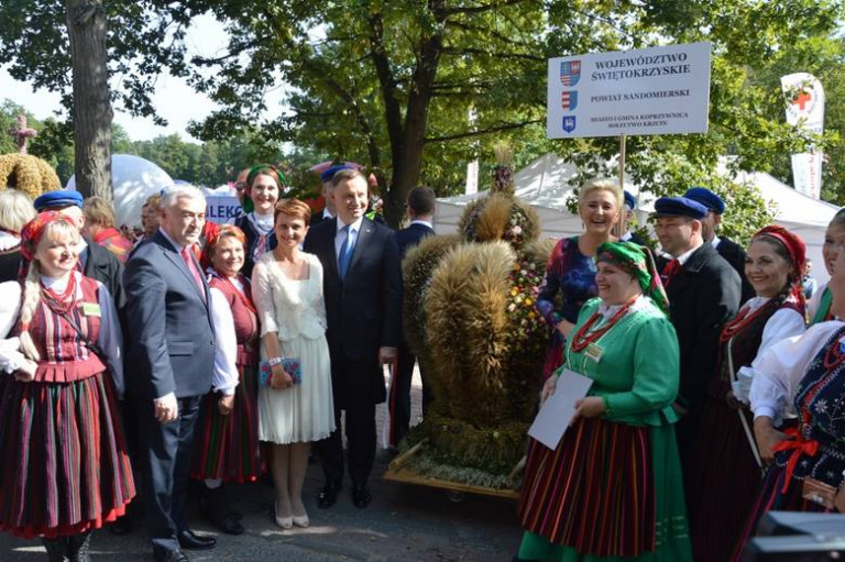 Zespół Pieśni I Tańca Morawica prezentuje zwycięzki wieniec dożynkowy podczas Dożynek Prezydenckich w Spale z udziąłem marszałka Andrzeja Bętkowskiego