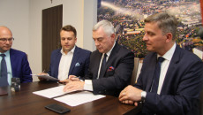termomodernizacja budynków w Starachowicach dofinansowana z RPO podpisanie umowy z marszałkiem A. Bętkowskich i przewodniczącym A. Prusiem