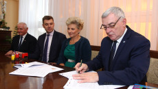 Z burmistrzem Sandomierza Marcinem Marcem umowę podpisują marszałek Andrzej Bętkowski i członek Zarządu Województwa Marek Jońca.