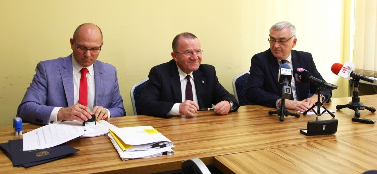 umowy na wsparcie modernizacji oddziałów ginekologiczno-położniczych w regionie, marszałek Andrzej Bętkowski i członek Zarządu Marek Bogusławski