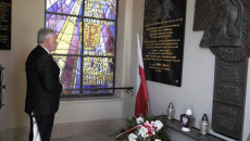 10 rocznica katastrofy smoleńskiej, Skarżysko, złożennie kwiatów przez marszałka Andrzeja Bętkowskiego pod pamiątkową tablicą