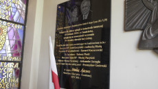10 rocznica katastrofy smoleńskiej, Skarżysko, złożennie kwiatów przez marszałka Andrzeja Bętkowskiego pod pamiątkową tablicą