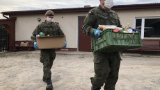 Żołnierze Świętokrzyskiej Brygady Obrony Terytorialnej pomagają mieszkańcom Bliżyna