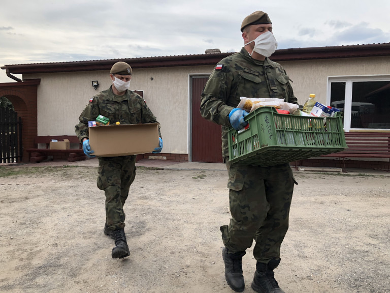 Żołnierze Świętokrzyskiej Brygady Obrony Terytorialnej pomagają mieszkańcom Bliżyna