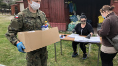 Żołnierze Świętokrzyskiej Brygady Obrony Terytorialnej pomagają mieszkańcom Bliżyna