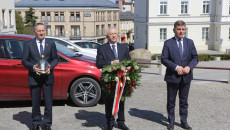 Przewodniczący Sejmiku Andrzej Pruś Składa Kwiaty Pod Tablicą Upamiętniającą Katastrofę Smoleńską
