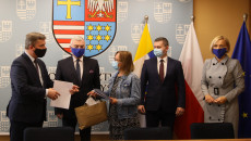Zdjęcie zbiorowe z Katolickim Stowarzyszeniem Niepełnosprawnych Świetlica „Motylkowe Wzgórze” ze Starachowic reprezentowanym przez prezes Kingę Prostak