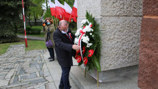 Marek Bogusławski składa kwiaty pod pomnikiem Bohaterów Ziemi Jędrzejowskiej