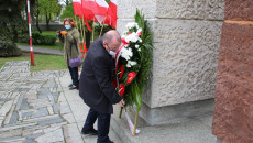 Marek Bogusławski składa kwiaty pod pomnikiem Bohaterów Ziemi Jędrzejowskiej