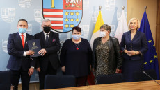 Marszałek Andrzej Bętkowski i wicemarszałek Renata Janik podpisują umowy na dofinansowanie
