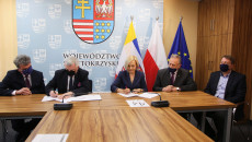 Marszałek Andrzej Bętkowski i wicemarszałek Renata Janik podpisują umowy na dofinansowanie