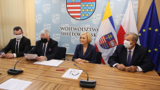 Marszałek Andrzej Bętkowski i wicemarszałek Renata Janik podpisują umowy na dofinansowanie
