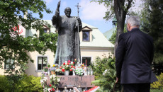 Marszałek składa kwiaty przed pomnikiem Jana Pawła II