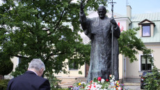 Marszałek składa kwiaty przed pomnikiem Jana Pawła II
