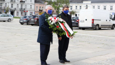 marszałek województwa z wiązanką kwiatów przed pomnikiem