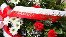 szarfa na wiązance kwiatów składanej pod pomnikiem Józefa Piłsudskiego