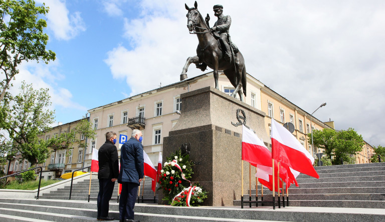 Złożenie Wiązanki Pod Pomnikiem Józefa Piłsudskiego przez marszałka województwa Andrzeja Bętkowskiego