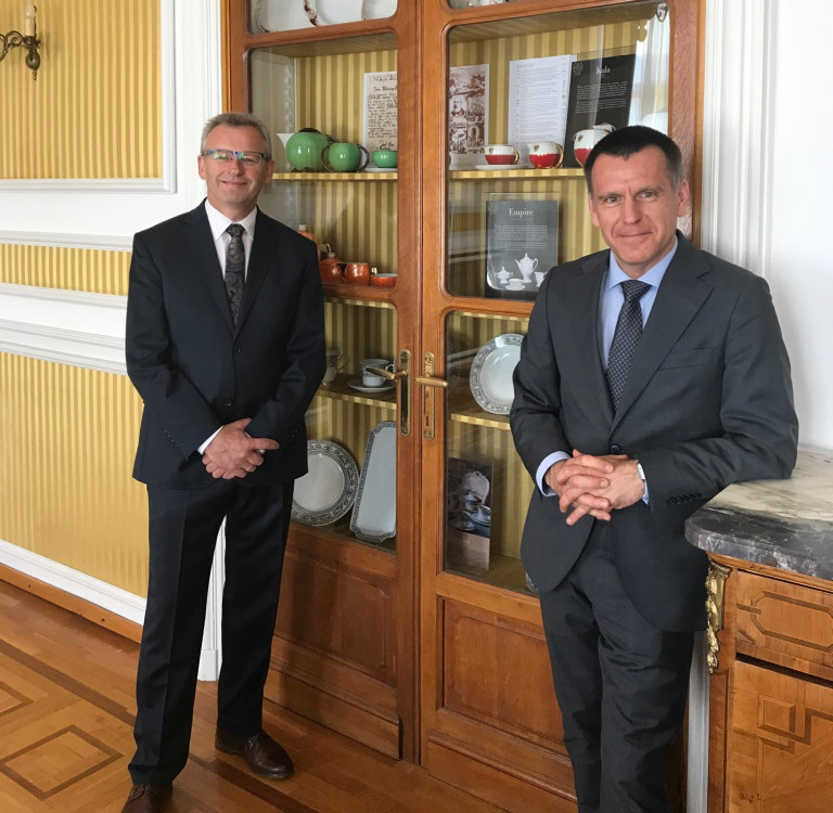 Ryszard Białacki i ambasador RP Artur Orzechowski oglądają porcelanę w Domu Polski Wschodniej w Brukseli