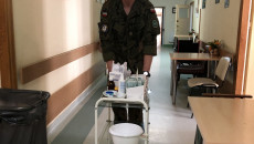 żołnierz Wojsk Obrony Terytorialnej rozwozi środki higieniczne