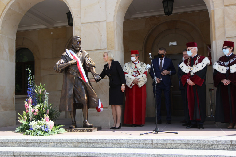 Uczestnicy uroczystości przed pomnikiem Jana Kochanowskiego.
