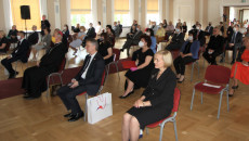 Zdjęcie zbiorowe (plan ogólny) uczestników uroczystości w auli rektoratu UJK.