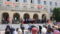 Uczestnicy uroczystości przed budynkiem rektoratu UJK