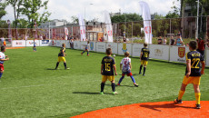 Turniej piłkarski Piątki na Rynku - Sport CK. Na małym boisku, ogrodzonym siatką, młodzi chłopcy, ubrani w stroje sportowe, rozgrywają mecz piłki nożnej.