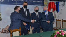 Poseł Marek Kwitek, Burmistrz Sandomierza Marcin Marzec, Marszałek Andrzej Bętkowski I Członek Zarządu Województwa Marek Jońca. Marek Kwitek I Marek Jońca Wymieniają Uścisk Dłoni.