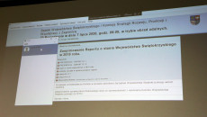 Ekran komputera z przebiegiem zdalnych obrad komisji