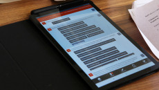 Ekran tabletu z przebiegiem zdalnego posiedzenia
