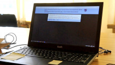 Ekran komputera z porządkiem zdalnych obrad komisji