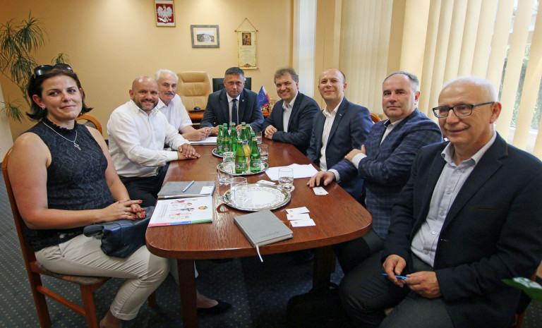 Uczestnicy spotkania na zdjęciu zbiorowym w gabinecie Tomasza Jamki, członka Zarządu Województwa.