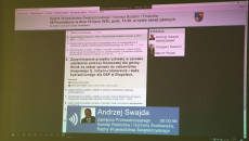 Ekran komputera z prezentacją zdalnego porządku obrad Komisji Budżetu i Finansów