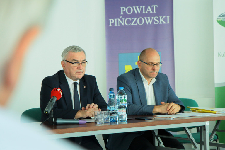 marszałek Andrzej Bętkowski i dyrektor Jacek Sułek na podpisaniu umów