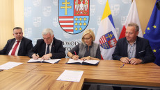 Andrzej Bętkowski i Renata Janik podpisują aneksy do umów w ramach projektu Implamed