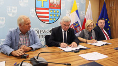 Andrzej Betkowski i Renata Janik podpisują aneksy do umów w ramach projektu Implamed