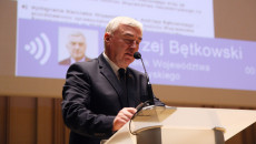 Andrzej Bętkowski zabiera głos podczas sesji sejmiku