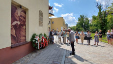 Rocznica Pogromu żydowskiego W Kielcach marszałek Andrzej Bętkowski składa kwiaty pod tablicą umieszczoną na kamienicy gdzie dokonano mordu na Żydach w 1946 roku