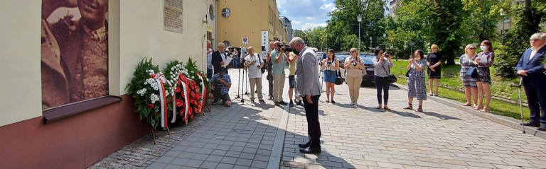 Rocznica Pogromu żydowskiego W Kielcach marszałek Andrzej Bętkowski składa hołd ofiarom mordu, składa wiążankę kwiatów pod pamiątkową tablicą