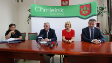 marszałek Andrzej Bętkowski wicemarszałek Renata Janik oraz burmistrz Chmielnika