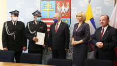 Druhowie Z Wiązownicy Dużej oraz marszałek i wicemarszałkowie po podpisaniu umowy