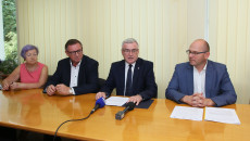 Podpisanie Umowy Na Termomodernizację Solca Zdroju Przedstawiciele Samorządu Gminy I Marszałek Andrzej Bętkowski