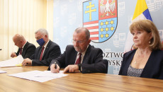 burmistrz STaszowa oraz marszałek województwa podpisują umowę