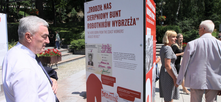 Zwiedzanie Wystawy W Starachowicach, Poświęconej Historii Solidarności