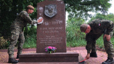 żołnierze Wojsk Obrony Terytorialnej Czyszczą Pomnik Powstańców Warszawskich W Cisowie