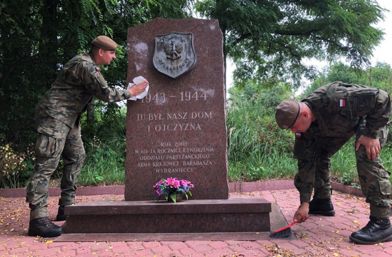 żołnierze Wojsk Obrony Terytorialnej Czyszczą Pomnik Powstańców Warszawskich W Cisowie